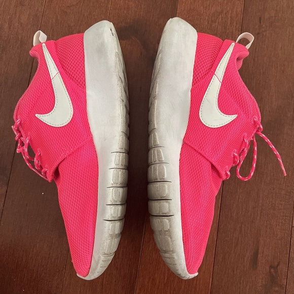 NIKE Kids Roshe One Hyper Pink Shoes - Picture 2 of 3